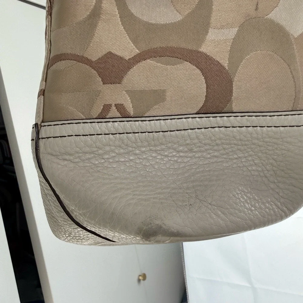 Coach Signature Canvas Hobo Bag Tan White Cream Flawed‎ Read Description